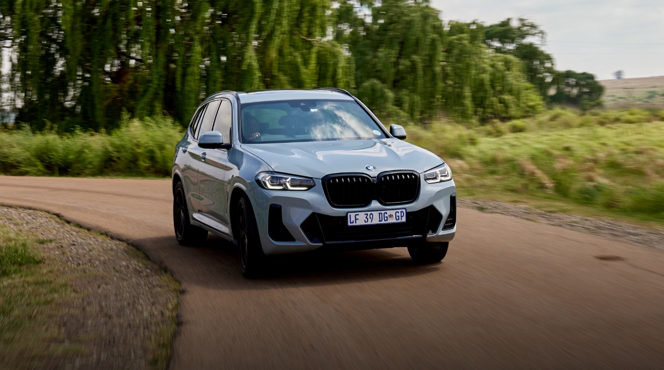 BMW PKW fährt rasant um eine Kurve